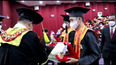 Guru Profesional Asal Polman Jadi Wisudawan Terbaik PPG UNM