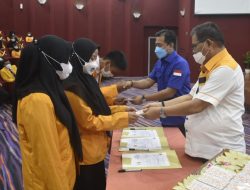 Rektor UNM dan DPR RI Serahkan Beasiswa KIP Kuliah