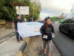 Relawan Bersih Masjid PHS Bagi Takjil di Sekitaran Lapangan Pancasila