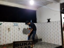 Kolaborasi Tim Bersih-bersih Masjid PHS dengan Emak-emak di Toabo