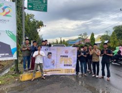 Pemuda PHS Bagi Takjil di Depan Masjid Agung Syuhada