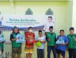 Relawan PHS Bagikan Sembako, Ustad Rustam : Bawa Aura Positif