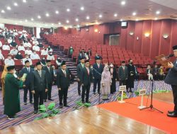 Rektor UNM Lantik Pejabat Baru dan Serahkan 109 SK CPNS