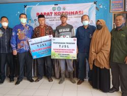 PT Semen Tonasa Serahkan Bantuan Bibit Ikan Nila dan Mesin Paving Block
