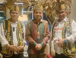 Dianugerahkan Baju Adat Dayak dan Mandau, PHS : Bagian Peningkatan Kekeluargaan