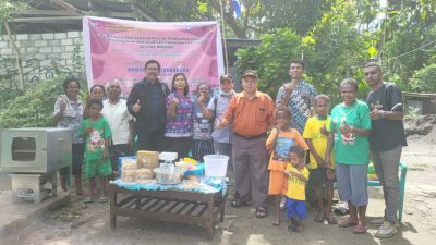 UNIPA dan UNM Berdayakan Masyarakat Papua Lewat Program Kosabangsa Pembuatan Kue dari Sagu