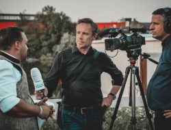 Two hours long interview with the current mayor candidate