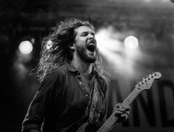 Amelia Barbar serenades audiences with ‘Peaches’ performance at 2022 Grammys