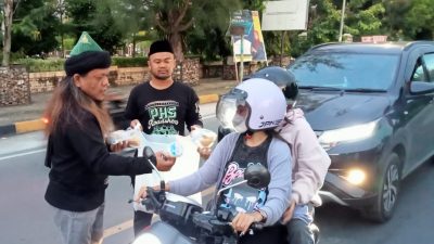 Tim Ramadan PHS Bersihkan 50 Masjid dan Berbagi Takjil