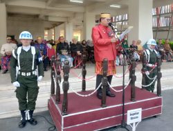 Rektor UNM Pimpin Upacara Hardiknas 2023, Civitas Akademika Kompak Berseragam Adat Nusantara