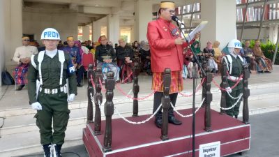 Rektor UNM Pimpin Upacara Hardiknas 2023, Civitas Akademika Kompak Berseragam Adat Nusantara