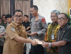 Pj Gubernur Sulbar Serahkan Akun Webgis ke Forkopimda