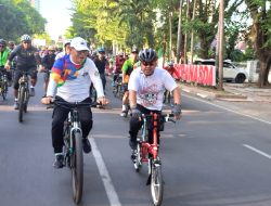Meriahkan Dies Natalis ke-62, Rektor UNM Lepas Ribuan Peserta Fun Bike