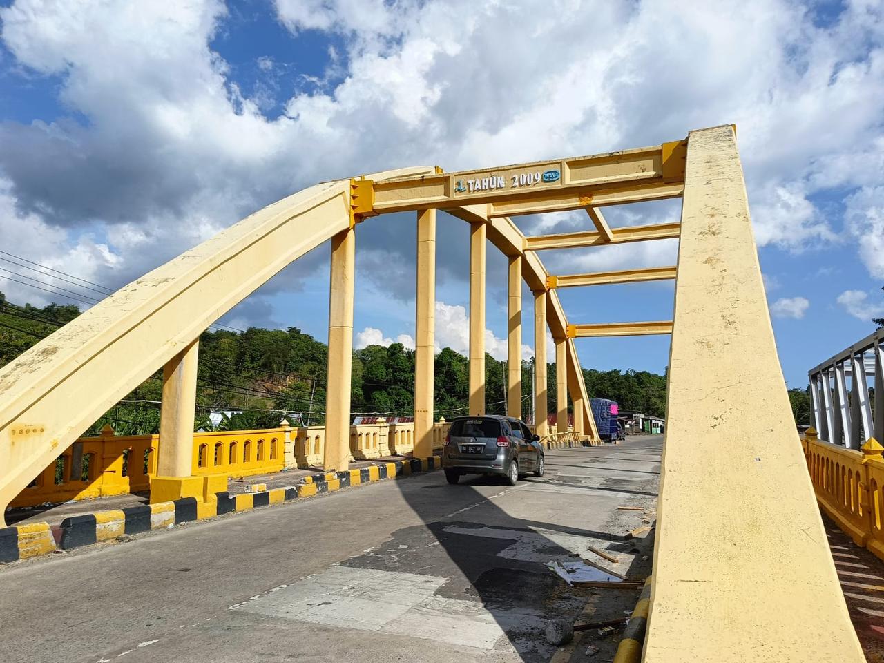 Jembatan Takkalasi, Barru yang setelah dikerjakan, kembali mengalami retak pada lantai jembatan.