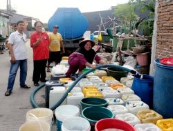 PSI Kerahkan Dua Unit Mobil Tangki Bagikan Air Bersih di Lantebung