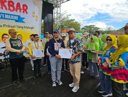 Di Hadapan Ribuan Alumni, Brigjen TNI Guslin Kamase Terima Penghargaan Alumni Terbaik SMANSA Majene