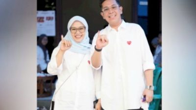 Bersama Suami, Rezki Salurkan Hak Pilih di TPS 011 Perumahan Puri