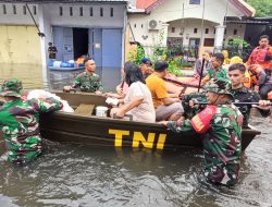 Banjir Melanda, Kodim 1408/Makassar Turunkan Perahu Khusus Bantuan Panglima TNI Evakuasi Warga