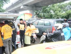 Hanura Sulsel Bagikan Ratusan Takjil Gratis